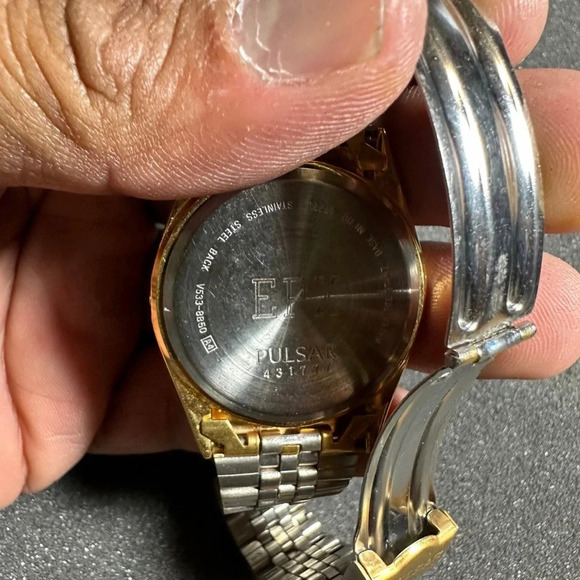 Vintage PULSAR Mens Quartz Watch Day Date Gold Tone Working V533-8B50 *READ* - Picture 5 of 10